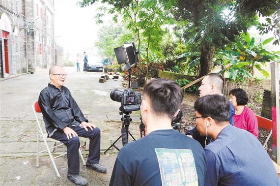 昨日，央視中文國際頻道《國家記憶》欄目攝制組到我市開啟《美國筑路華工》專題片的拍攝，以紀念華工在美國太平洋鐵路修建過程中作出的巨大貢獻。圖為攝制組采訪陳宜禧的孫子陳永常。諶磊