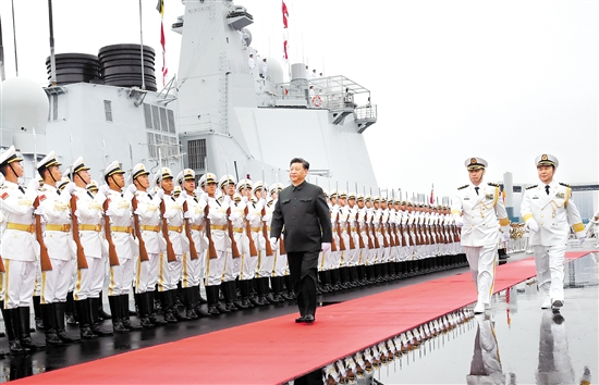 4月23日，在中國人民解放軍海軍70華誕之際，中共中央總書記、國家主席、中央軍委主席習近平出席在青島舉行的慶祝人民海軍成立70周年海上閱兵活動。圖為習近平檢閱海軍儀仗隊。新華社