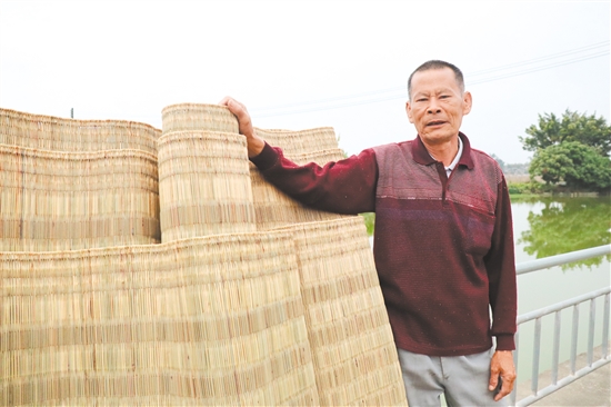 馬銳源與他編織的草席。