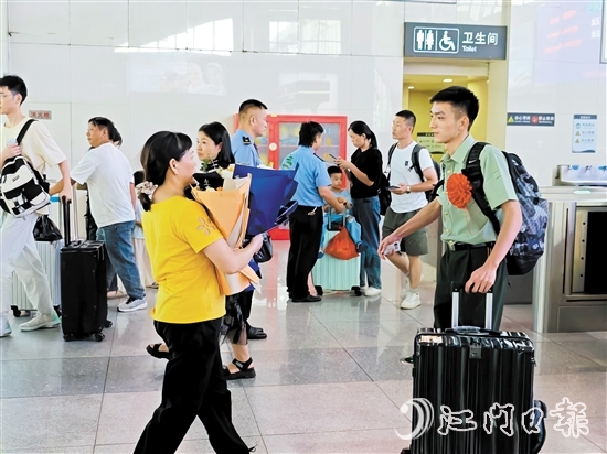 家屬為剛出站的退役軍人獻(xiàn)上花束。