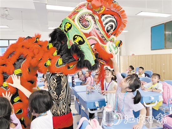 鶴山一中附小邀請醒獅隊(duì)到課室送祝福，學(xué)生與醒獅進(jìn)行互動(dòng)。陳佩筠