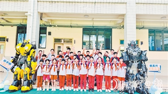 臺(tái)山碧桂園學(xué)校老師化身變形金剛迎接學(xué)生到校。