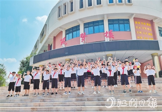 鶴山一中附小的學(xué)生們將寫滿新學(xué)期新愿望的夢想紙飛機(jī)擲向高空，放飛夢想。