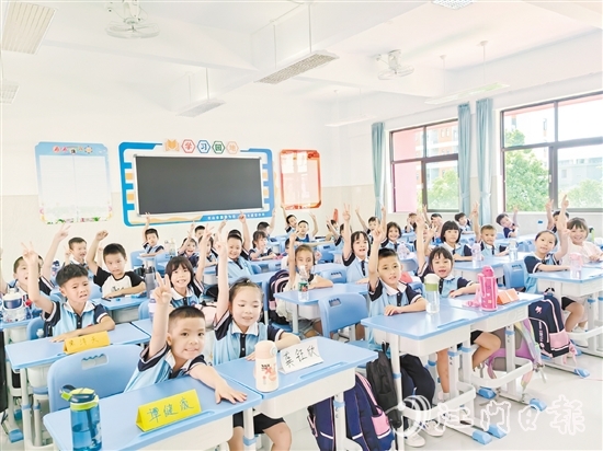 臺(tái)城二小林榮源校區(qū)迎來兩個(gè)班級的一年級新生。