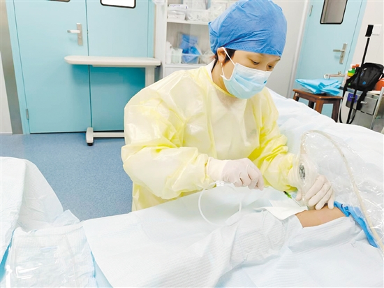 為患者進行超聲引導(dǎo)下PICC置管術(shù)。