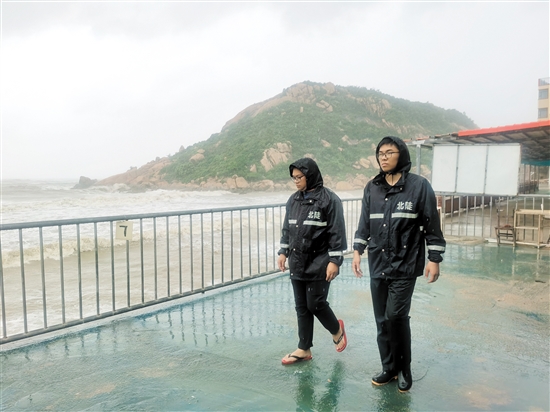 風(fēng)急浪高，北陡鎮(zhèn)工作人員加強(qiáng)對(duì)野灘的巡查力度。趙可義