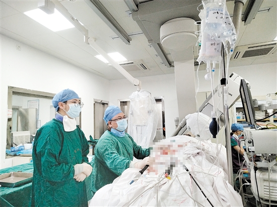 醫(yī)生為患者施行心外膜室速射頻消融術(shù)。