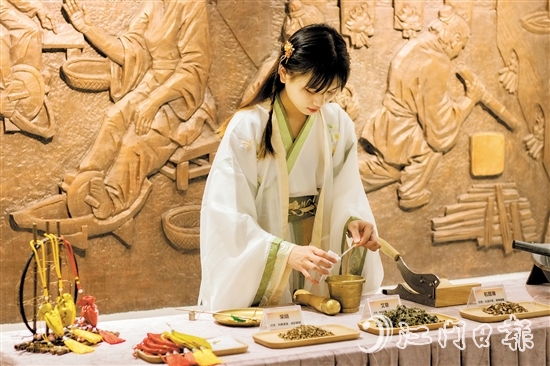 穿上古代服裝體驗(yàn)中藥香囊制作。