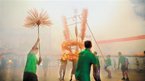 伴隨著鑼鼓聲，北坎村點燃香枝的火龍正在追逐“龍珠”。