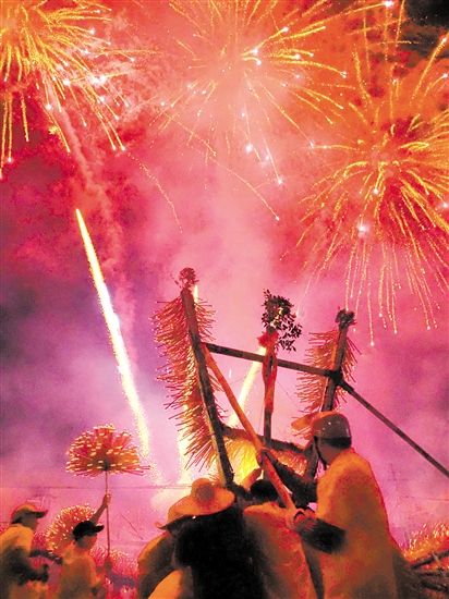 隔朗村火龍節(jié)現(xiàn)場，香火龍與煙花相襯，十分吸睛。