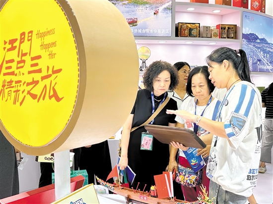 工作人員向觀眾介紹文創(chuàng)產(chǎn)品。