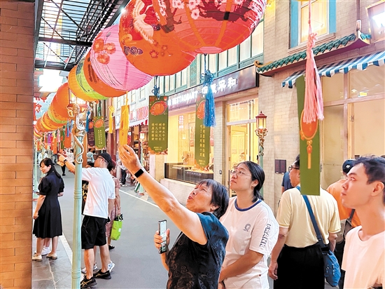 市民游客在中國僑都華僑華人博物館猜燈謎。