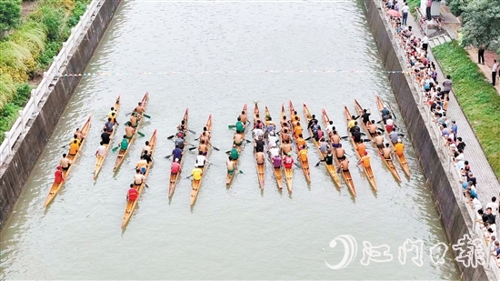 中秋假期，外海街道開(kāi)展五人艇爭(zhēng)霸賽訓(xùn)練賽，吸引群眾駐足觀賽。劉瓊