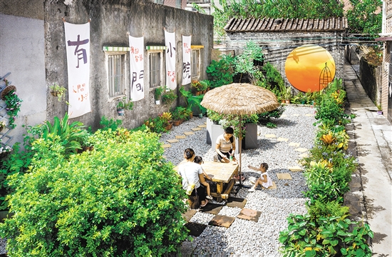 大澤鎮(zhèn)蓮塘村是廣東省“百千萬工程”典型村，該村把推進“美麗庭院”建設(shè)作為婦女群眾參與實施“百千萬工程”的有效途徑，助力農(nóng)村人居環(huán)境改善和鄉(xiāng)風文明提升。