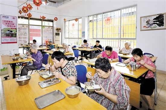 北門社區(qū)長者食堂是新會區(qū)首家投入運營的長者食堂，由維達慈善基金會資助。目前，會城街道共有3家社區(qū)長者食堂，解決了100多名長者每天的膳食問題。