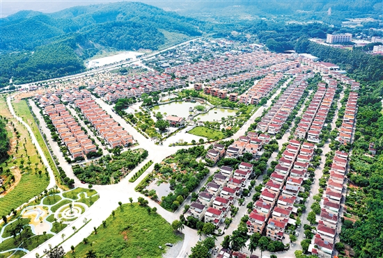 2023年，會城街道奇榜村集體收入突破6000萬元。圖為奇榜新村按園林小區(qū)模式整體規(guī)劃、統(tǒng)一標準建設(shè)的401幢農(nóng)民別墅。