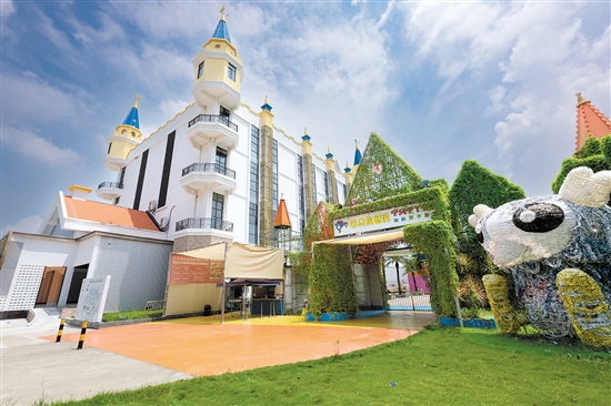 雙水鎮(zhèn)巴貝高親子樂園由江門市巴貝高農(nóng)業(yè)有限公司投資1.2億元盤活雙水龍脊村土地打造的農(nóng)旅綜合體（雙水迪士尼），它將親子娛樂、住宿、培訓(xùn)與創(chuàng)意農(nóng)業(yè)、農(nóng)事體驗、田園社區(qū)有機結(jié)合,