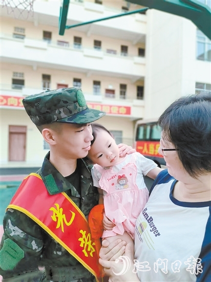 張城昊與依依不舍的妹妹。