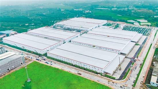 江門已吸引隆基綠能等規(guī)劃產(chǎn)值超百億元項(xiàng)目落戶，帶動(dòng)硅能源、新型儲(chǔ)能等產(chǎn)業(yè)實(shí)現(xiàn)“從無(wú)到有”。