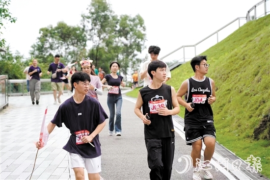 活動中，江海市民通過奔跑傳遞愛心。受訪者供圖