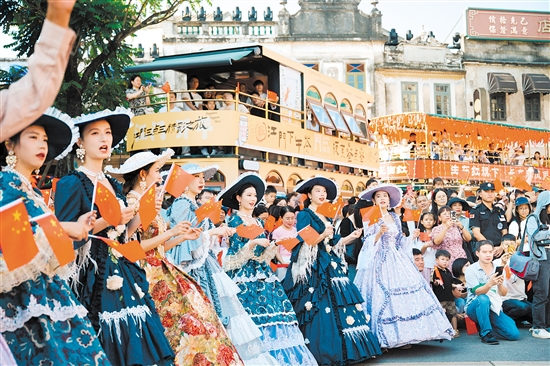 “萬千赤子歌祖國”等活動吸引了大家熱情參與，現(xiàn)場氛圍感拉滿。