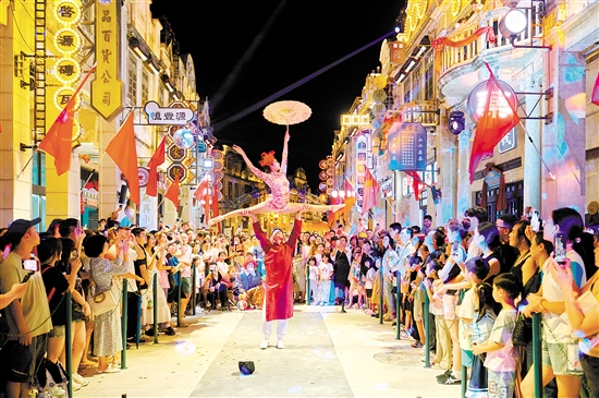 在赤坎華僑古鎮(zhèn)，精彩的節(jié)目讓游客流連忘返。