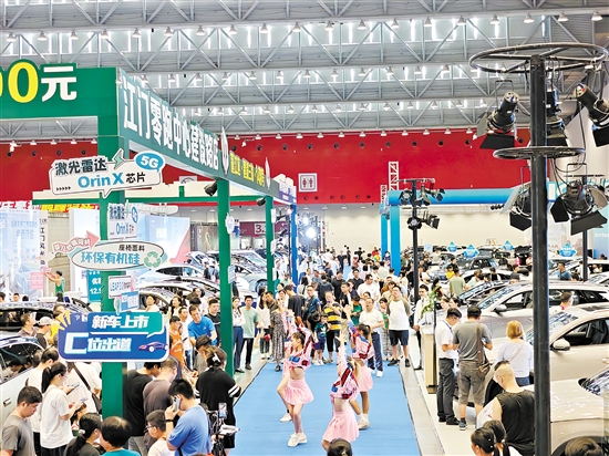 在2024江門“十一”國際車展現(xiàn)場，人們忙著挑選心儀的靚車。