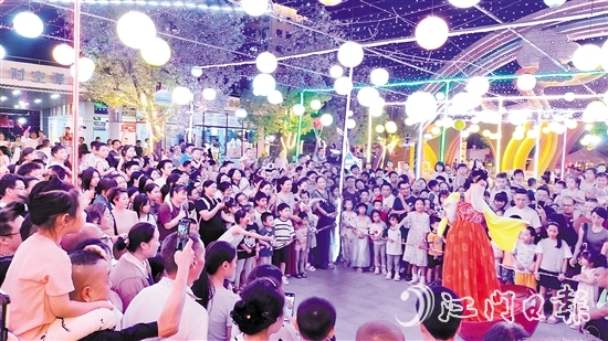 白水帶繽紛樂園內(nèi)，精彩節(jié)目層出不窮，吸引游客觀看。受訪者供圖