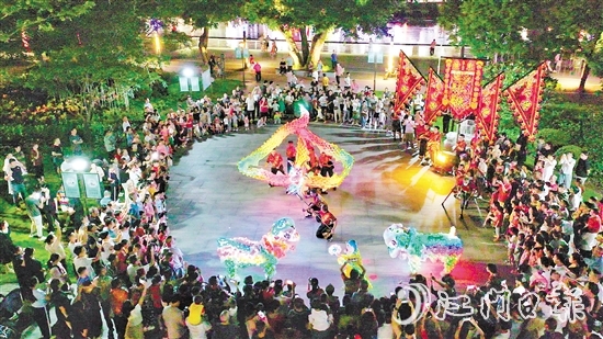 夜光龍在夜空中翻騰，金光閃閃，威武霸氣。付師華