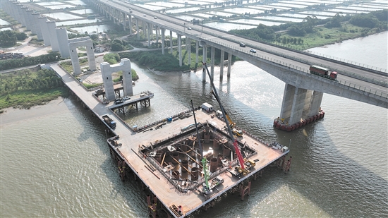 施工人員對深江鐵路跨虎跳門水道主橋17號(hào)主塔進(jìn)行混凝土封底灌注。