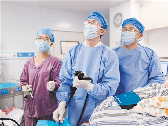 消化內(nèi)科團(tuán)隊(duì)成功為患者微創(chuàng)切除胃底腫瘤。