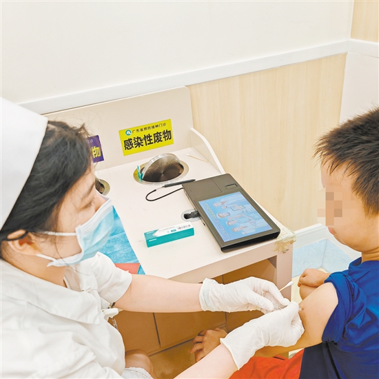 醫(yī)護(hù)人員為孩子接種流感疫苗。