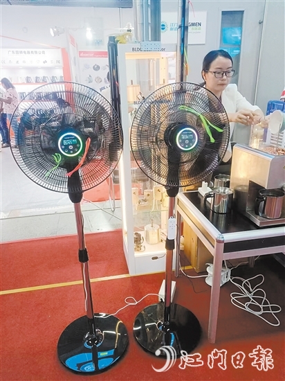 路思拓的“七彩LED燈光+香薰盒+自帶電池”16寸無(wú)軸電機(jī)風(fēng)扇。