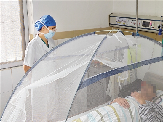 醫(yī)生在詢問登革熱患者情況。