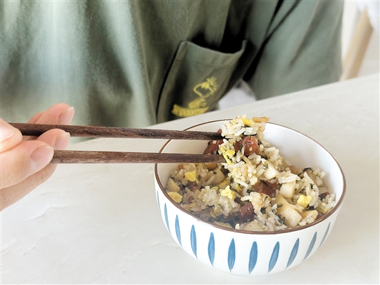 米飯煮熟后如果儲(chǔ)存不當(dāng)再拿來(lái)炒飯吃，或會(huì)導(dǎo)致“炒飯綜合征”。