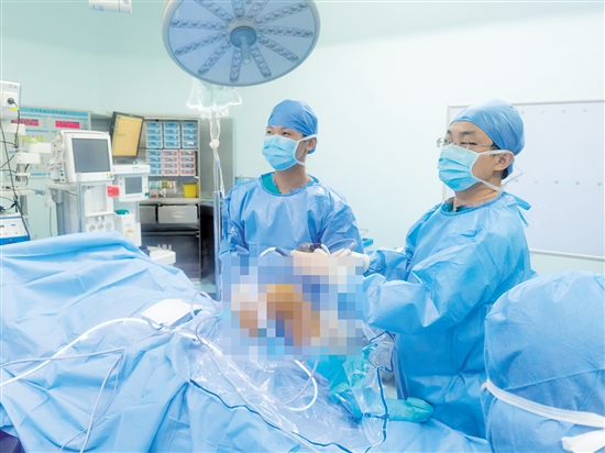 ?江門市五邑中醫(yī)院運(yùn)動(dòng)醫(yī)學(xué)科以“中醫(yī)+微創(chuàng)”為治療特色，應(yīng)用關(guān)節(jié)鏡微創(chuàng)治療運(yùn)動(dòng)損傷。