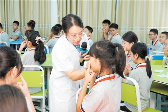 馬玉瑩教學(xué)生找穴位。