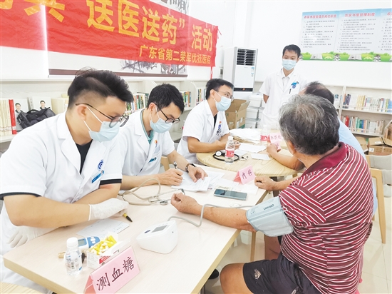 醫(yī)護人員耐心為優(yōu)撫對象檢查身體。