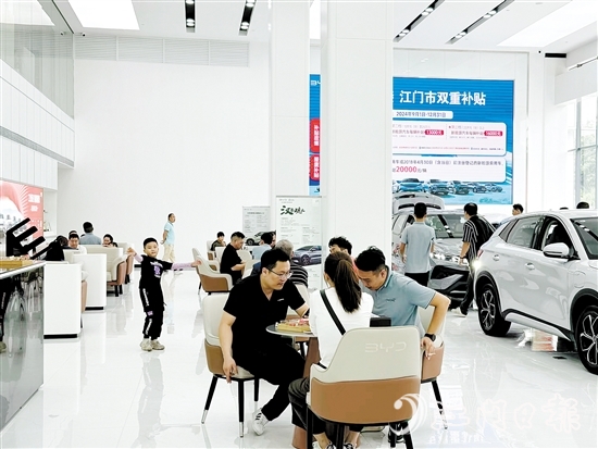 在汽車銷售門店，前來(lái)看車購(gòu)車的市民絡(luò)繹不絕。