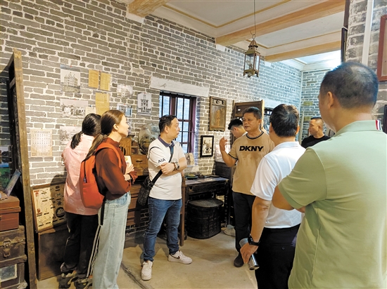 倉東遺產(chǎn)教育基地成為人們了解僑鄉(xiāng)歷史文化的一個平臺，經(jīng)常有人來這里參觀學(xué)習(xí)。