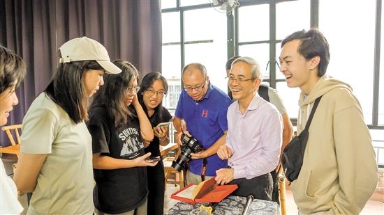 黃植良（穿白衣服者）在“倉東Talk”活動期間，和現(xiàn)場參與者互動。