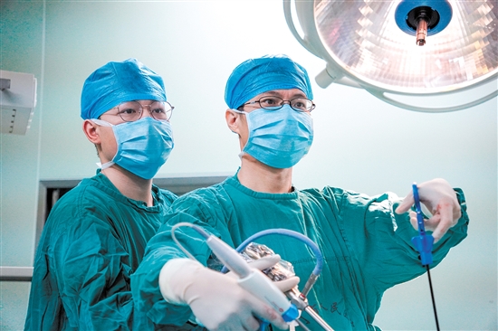 醫(yī)生為患者行腹腔鏡下腎上腺瘤切除術(shù)。