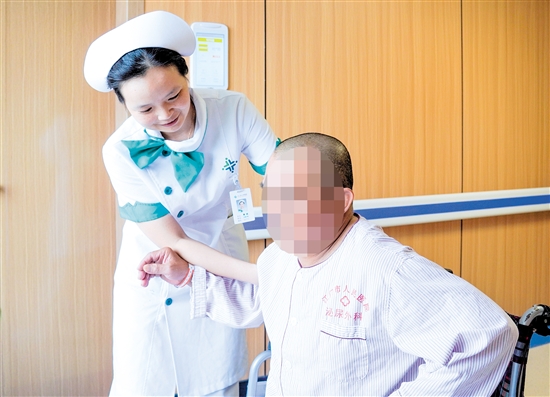 護(hù)士攙扶雙下肢無力患者上病床。