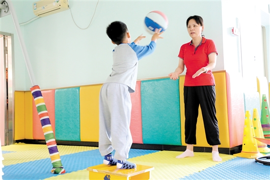 患兒在專業(yè)人士指導(dǎo)下進(jìn)行感統(tǒng)訓(xùn)練。