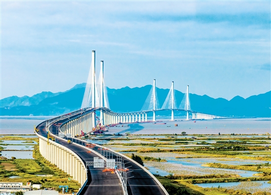 全線完成瀝青鋪裝的黃茅?？绾Ｍǖ缆访鎸?shí)現(xiàn)“白轉(zhuǎn)黑”。