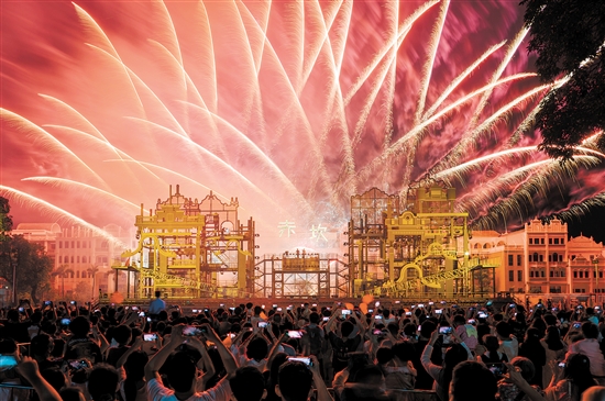 赤坎華僑古鎮(zhèn)推出“火秀”表演，吸引眾多游客。