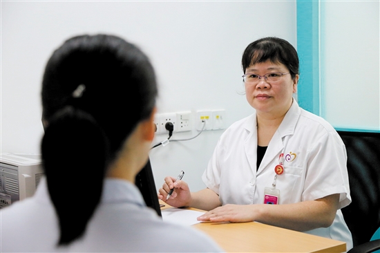 梁寶珠為不孕不育患者看診。