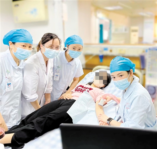 醫(yī)護(hù)人員在B超引導(dǎo)下制作內(nèi)瘺圖。