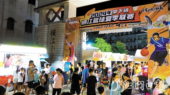 橫江“村BA”的賽場邊開設(shè)了美食夜市，讓觀眾既能看球賽，也能品美食。