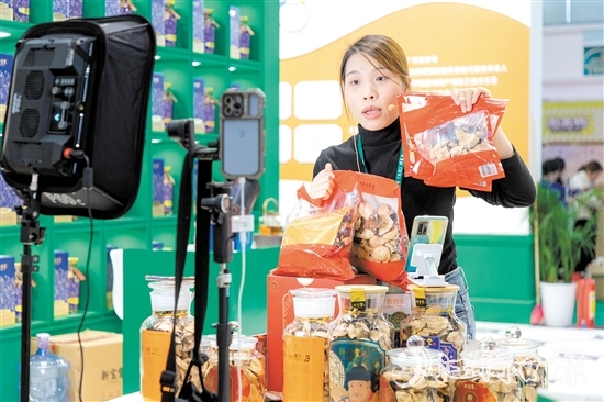 新寶堂的電商主播在直播帶貨。